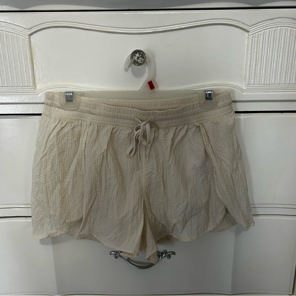 Lululemon Sleek High-Rise Running 1.5 inseam Cream Shorts | Size Small